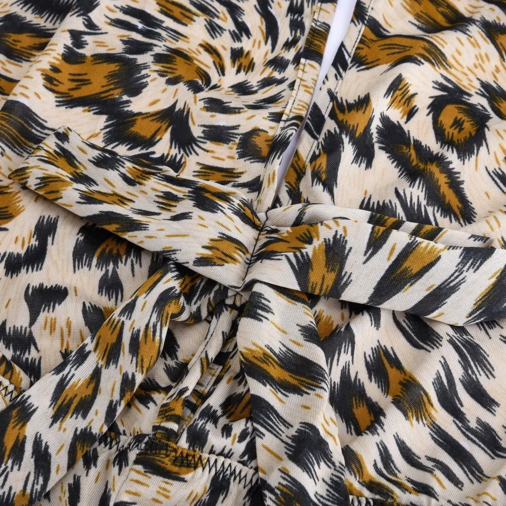 Для женщин кружевное нижнее белье чашечки расположены рядом с леопардовым