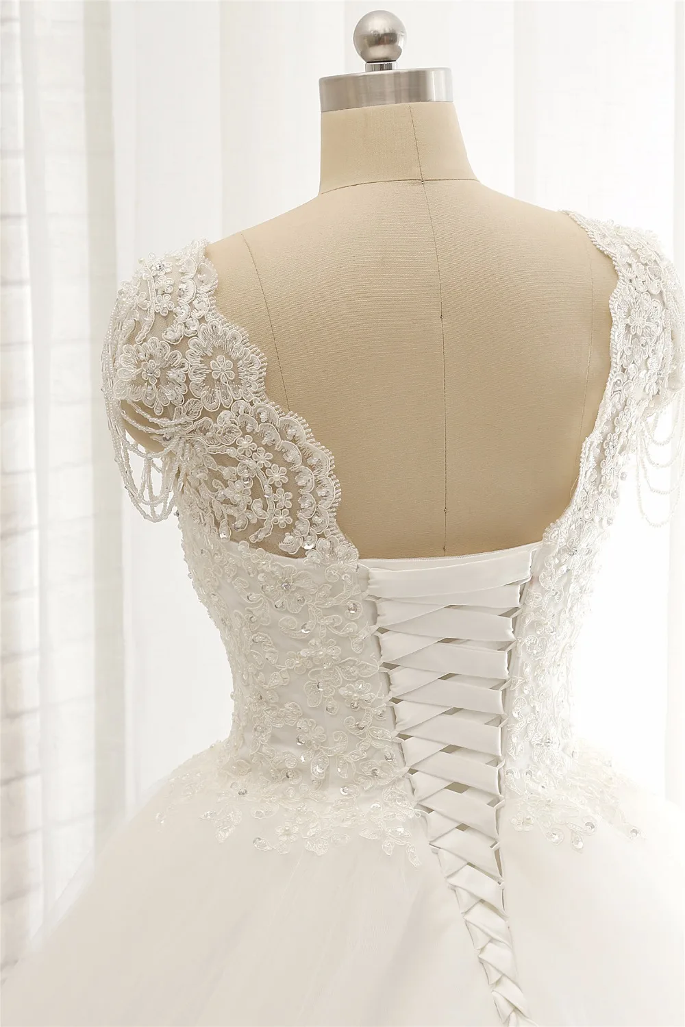 Новинка 2018 свадебное платье бальное с V-образным вырезом и коротким рукавом