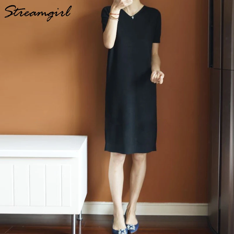 Женское трикотажное платье футболка зеленое с коротким рукавом и треугольным