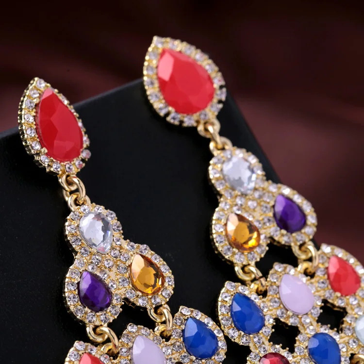 Яркие блестящие изысканные вечерние серьги яркого цвета с кристаллами в форме