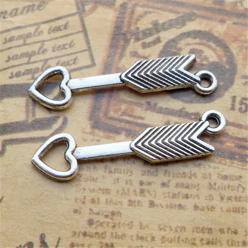 Металлическая стрела из цинкового сплава с подвесками в форме сердца