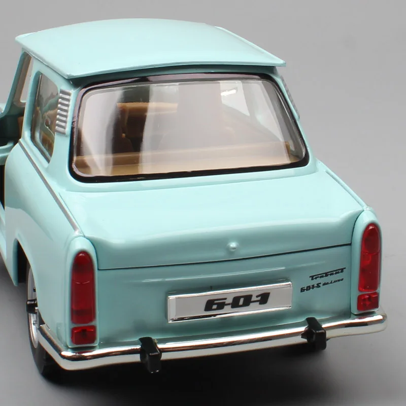 Kid's 1 24 классический винтажный немецкий DDR The Trabant 601 S P601 Trabbi DeLuxe 1966 литье под давлением масштабная модель Машинки Игрушки Миниатюрные модели