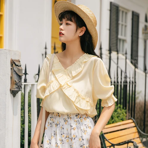 Женская блузка с оборками желтая рукавами-фонариками и v-образным вырезом в