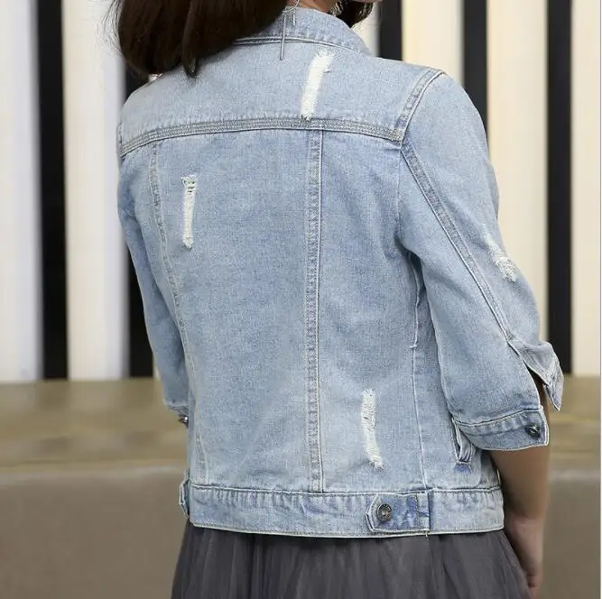 Женская джинсовая куртка короткая летняя с рукавом семь точек светло-голубая