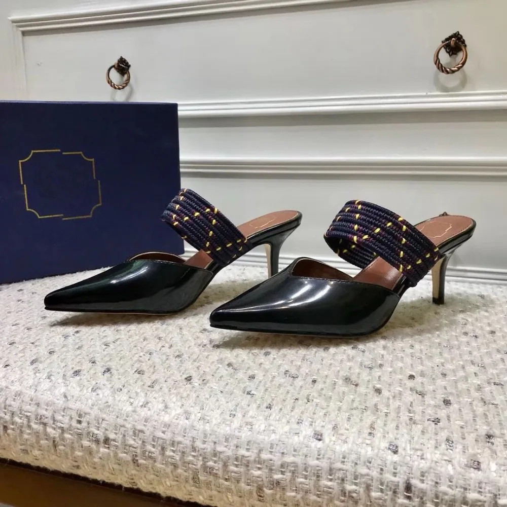 Соблазнительные женские шлепанцы с узким ремешком и острым носком Цвет золотой