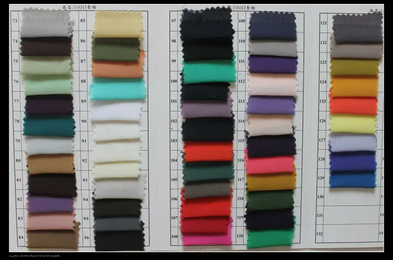 Белое блестящее вечернее платье трапециевидной формы с украшением в виде