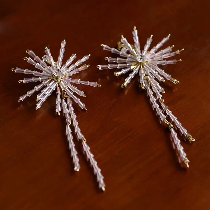 Повязка на голову для невесты ручной работы украшенная бусинами и кристаллами