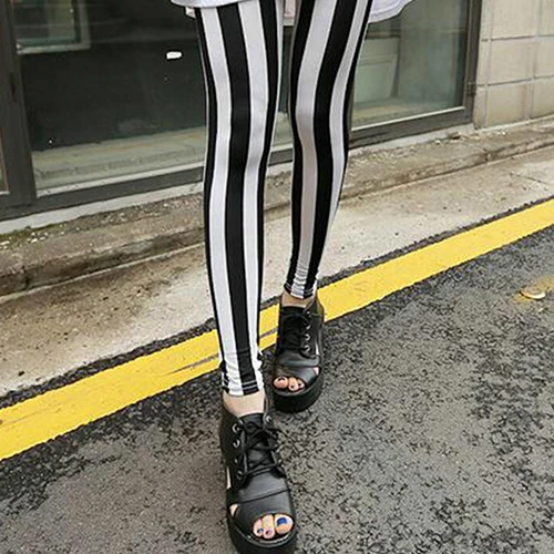 Модные женские черно белые леггинсы с вертикальными полосками обтягивающие