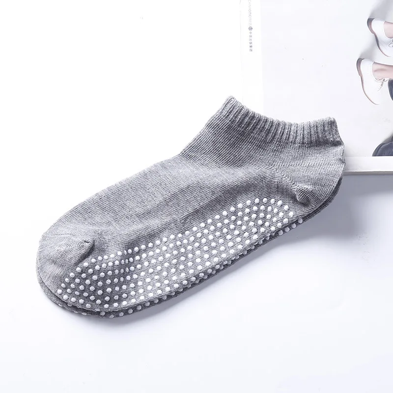 Light Gray 3 пара/лот, мужские профессиональные носки для йоги с захватами, Полиэстеровые противоскользящие резиновые носки в горошек, спортивные домашние носки для тренировки пилатеса, балета - Цвет: Light Gray