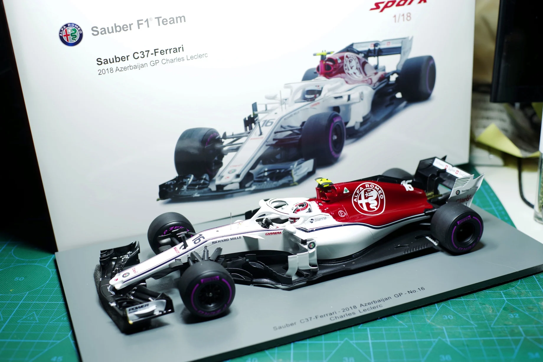 SPARK металлический Феррари F1 модель 1/18 2018 Азербайджан станция GP Charles Leclerc Alfa Romeo Sauber