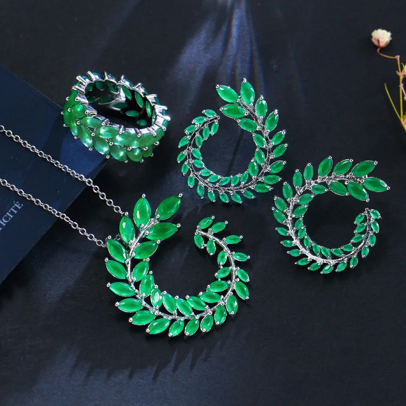 Комплект украшений из 3 предметов серьги-гвоздики и кулон кольцо в форме цветка с