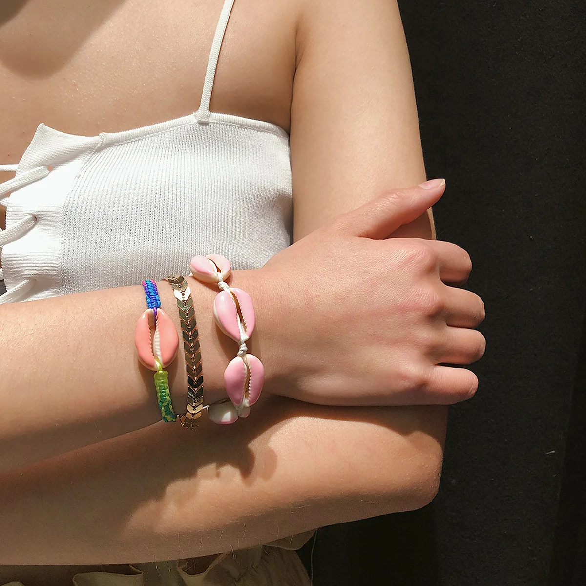 Разноцветный эмалированный браслет с ракушками вощеная нить ручной работы