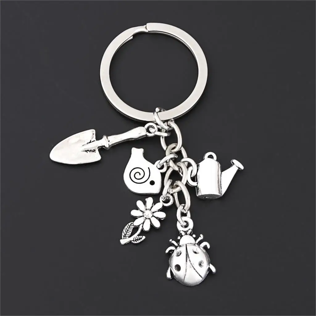 Брелок в виде божьей коровки с цветами и полями 1 шт. лопата для полива брелок