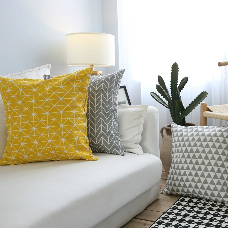 Декоративная наволочка с желтым геометрическим рисунком серые геометрические