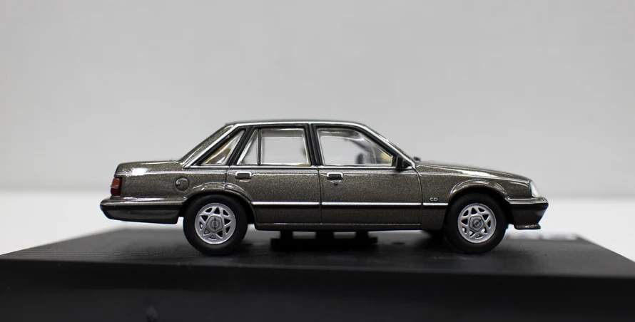 Фабричный 1:43 OPEL Senator A2 1982-1986 игрушечный автомобиль из сплава, игрушки для детей, литая модель автомобиля, подарок на день рождения