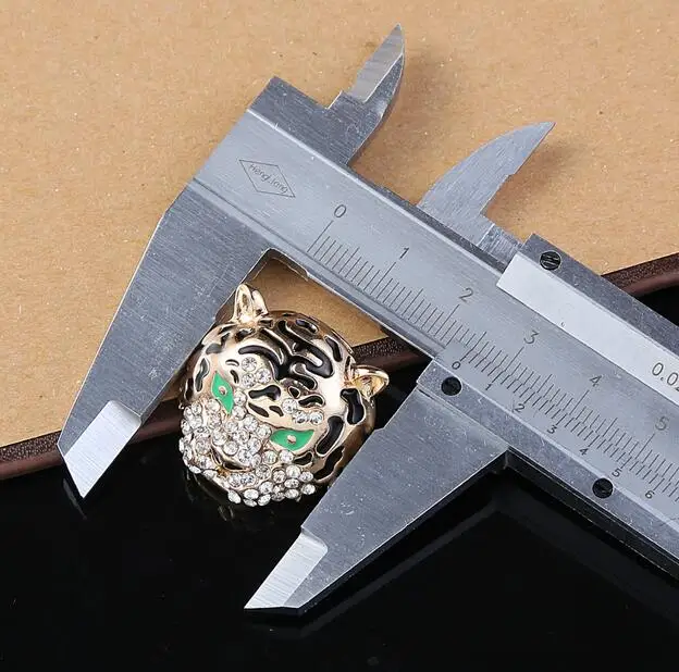 

Cool tiger head golden man`s fashoin broach