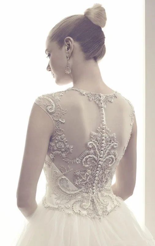 

Vestidos De Noiva Romantic Wedding Dresses 2017 Sleeveless Sheer Neck Rhinestone Beaded Tiered Tulle Ball Wedding Gown for Bride