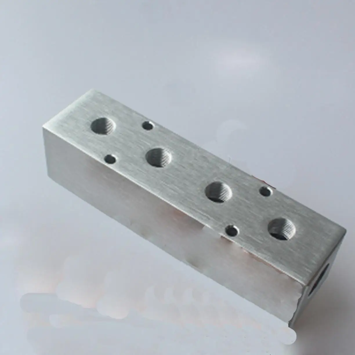 

40x40mm G1/2" In G1/4" Out 4 Way Pneumatic Air Solid Aluminum Manifold Block Splitter