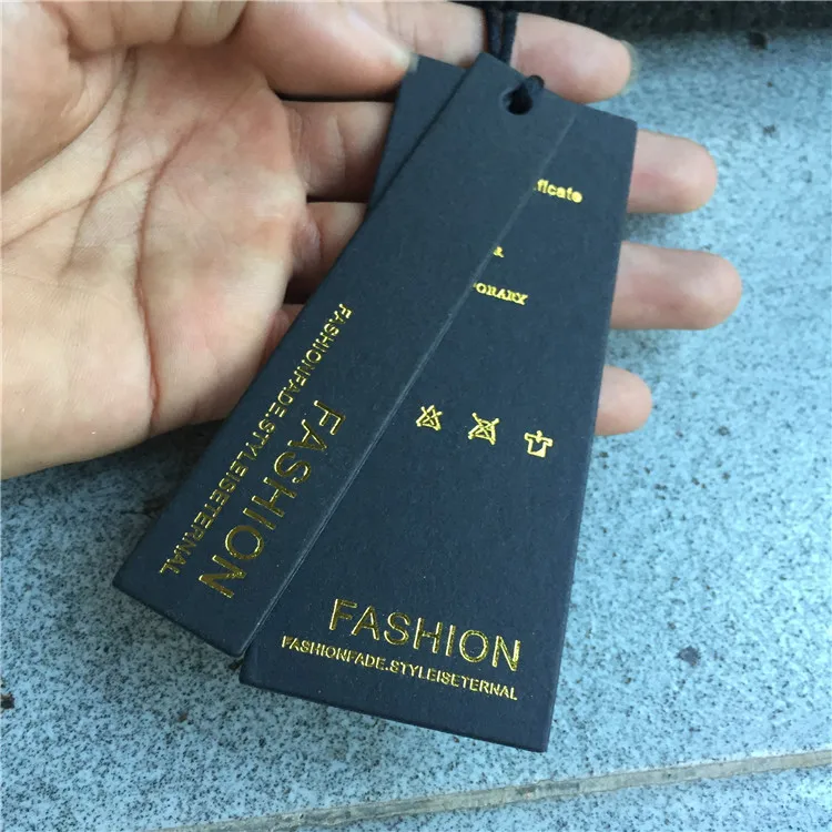 Подписка на бирке с ценой для одежды с золотым или серебряным тиснением на черном бумажном ярлыке.