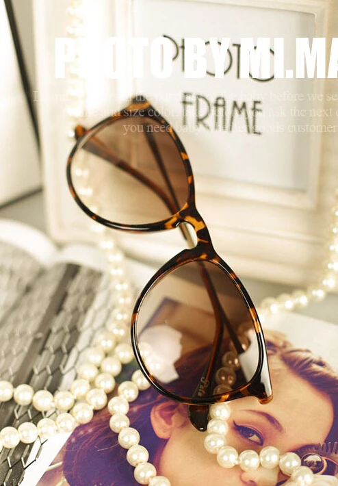 В винтажном стиле в ретро женские солнцезащитные очки фирменный дизайн.