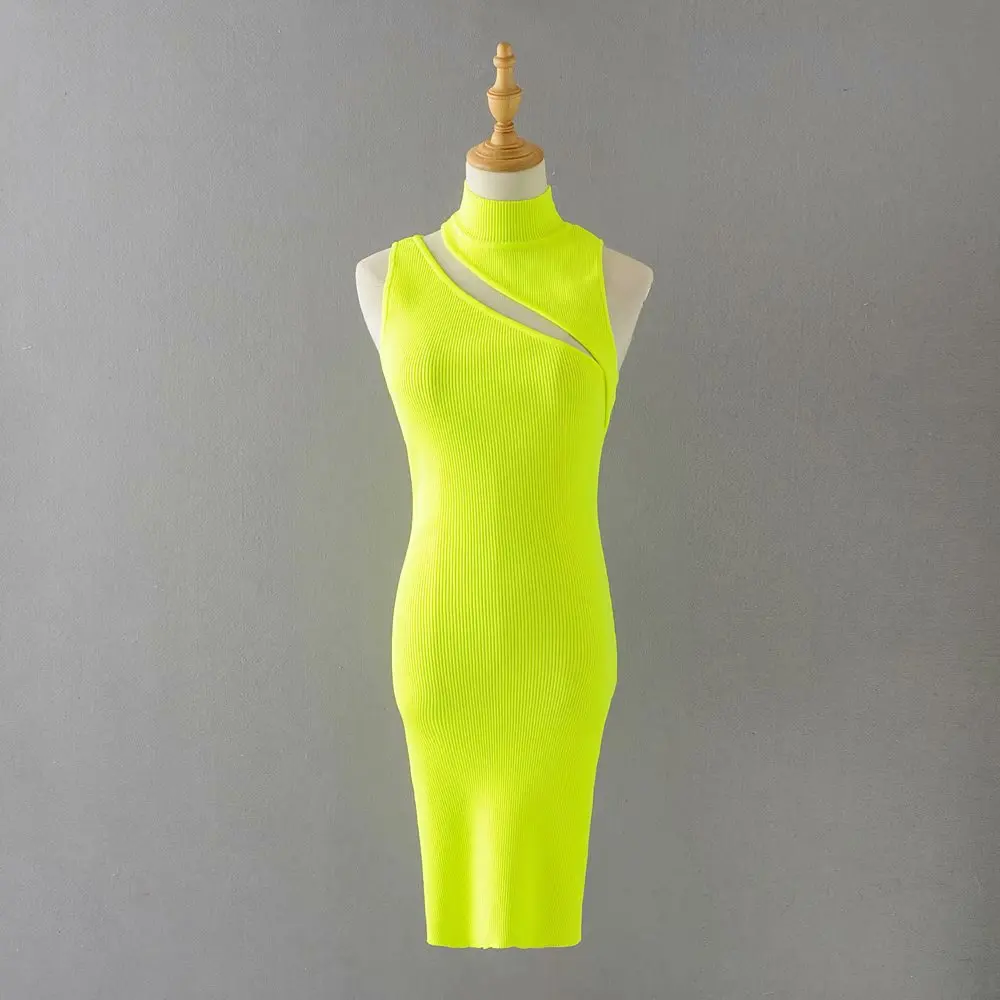 Вязаное мини-платье с высоким воротом розовое оранжевое неоновое зеленое платье