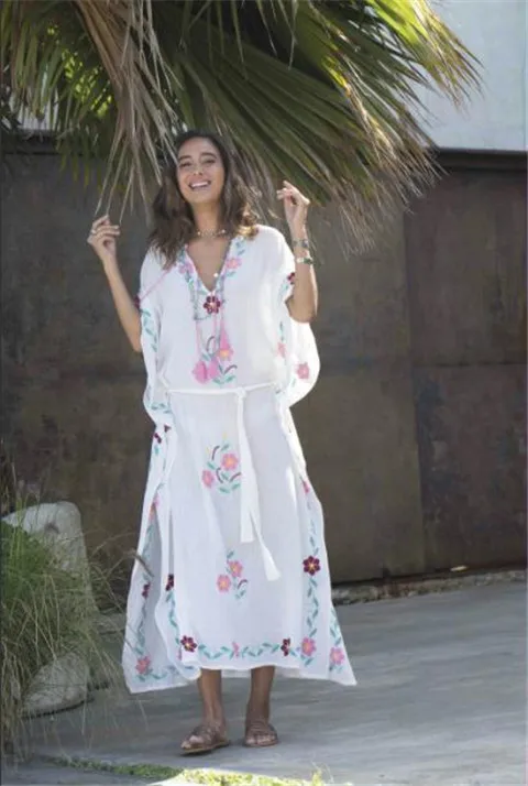 Пляжное платье-накидка в богемном стиле с цветочной вышивкой и v-образным вырезом