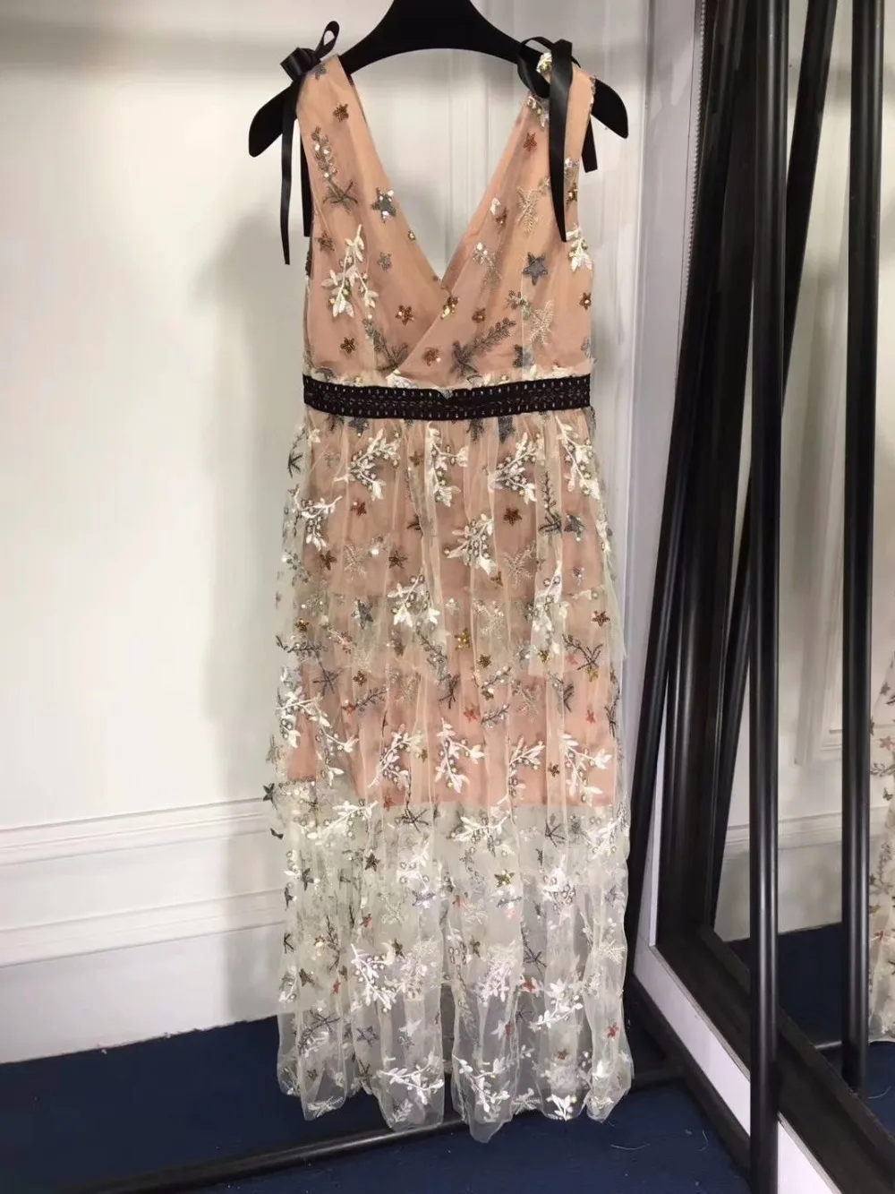 Женская летняя обувь платье модное платье для девочек, vestidos de fiesta, трудоемкими музыкальная нота вышивка Повседневные платья сексуальное платье с v-образным воротом, Сетчатое
