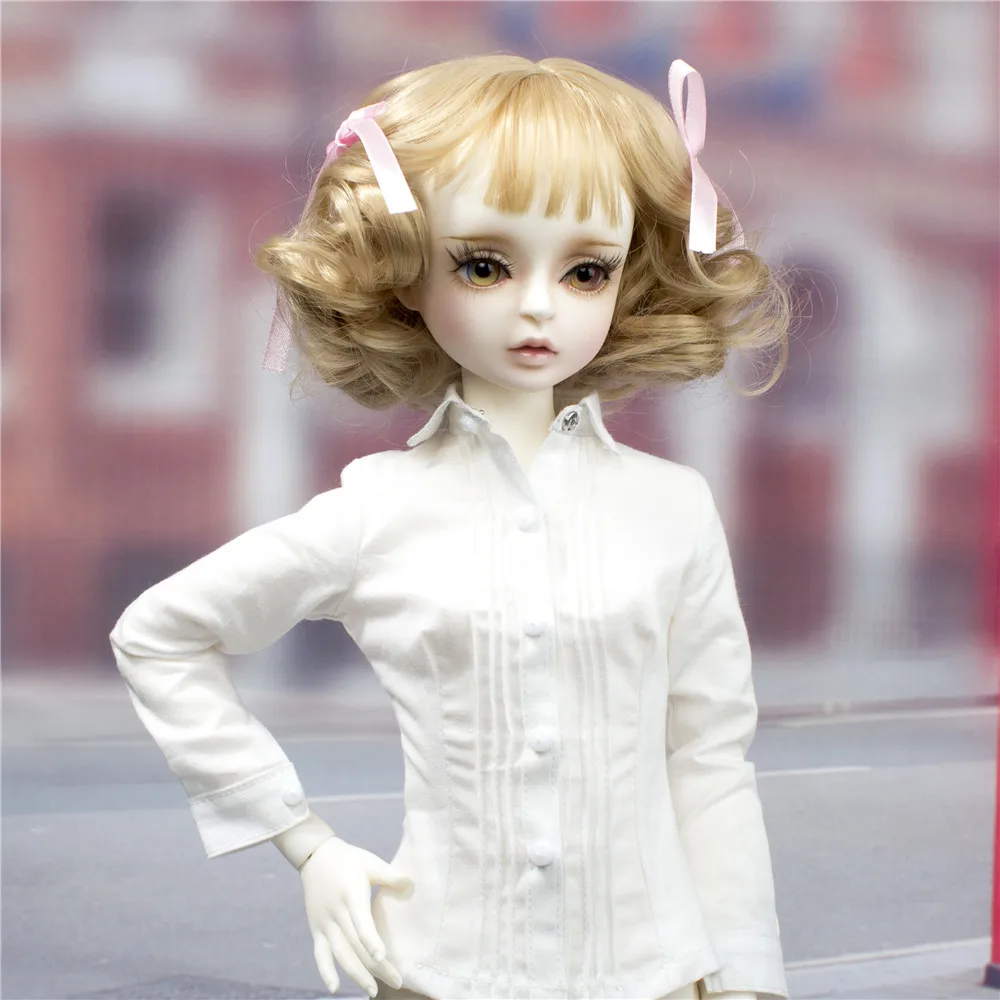 Женская кукла с короткими вьющимися волосами из высокотемпературного волокна |