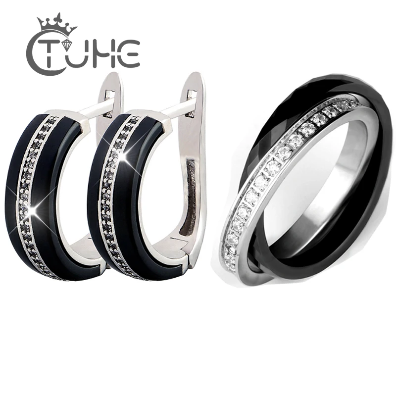 Серьги в форме буквы С с камнями двойные и два кольца со сверкающими ювелирные