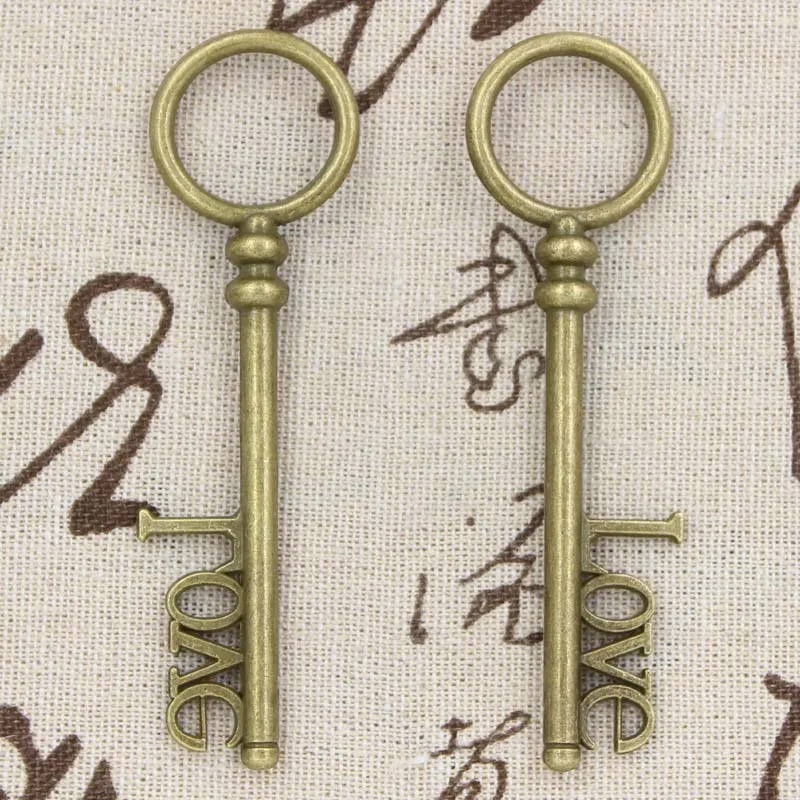 Ключи груда. Частный мастер по вскрытию замков. Мост с ключами. Keys on keyring. Many keys.