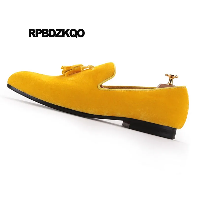 Классические бархатные туфли бордового цвета с кисточками желтого для