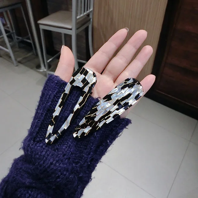 Женские клетчатые заколки капельки черные и белые для волос подарок на день