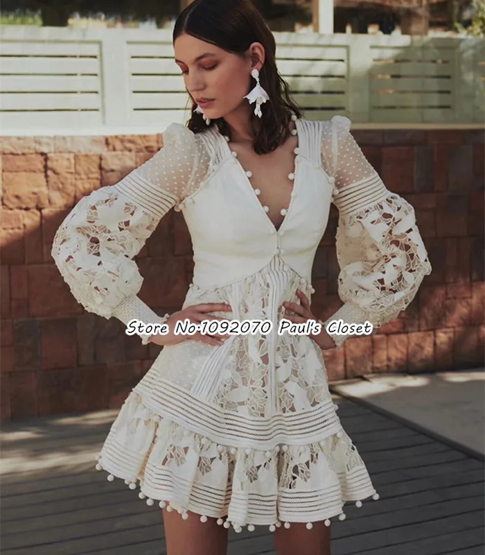 Женское вышитое мини-платье в горошек с помпонами и цветочным кружевом цвета