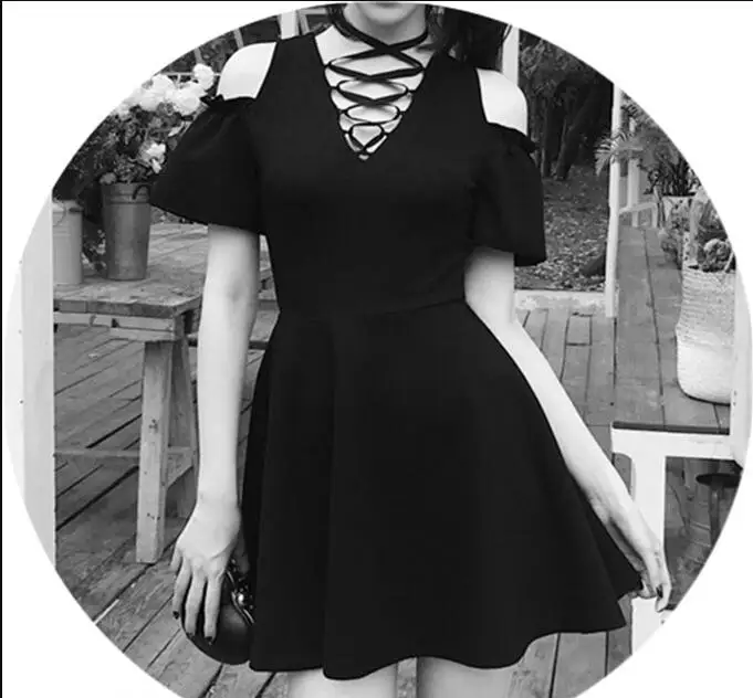 Женское платье с коротким рукавом черное в стиле панк вырезом на груди и