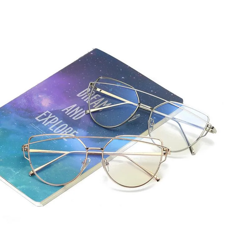 Очки в многоугольной металлической оправе из розового золота с прозрачными