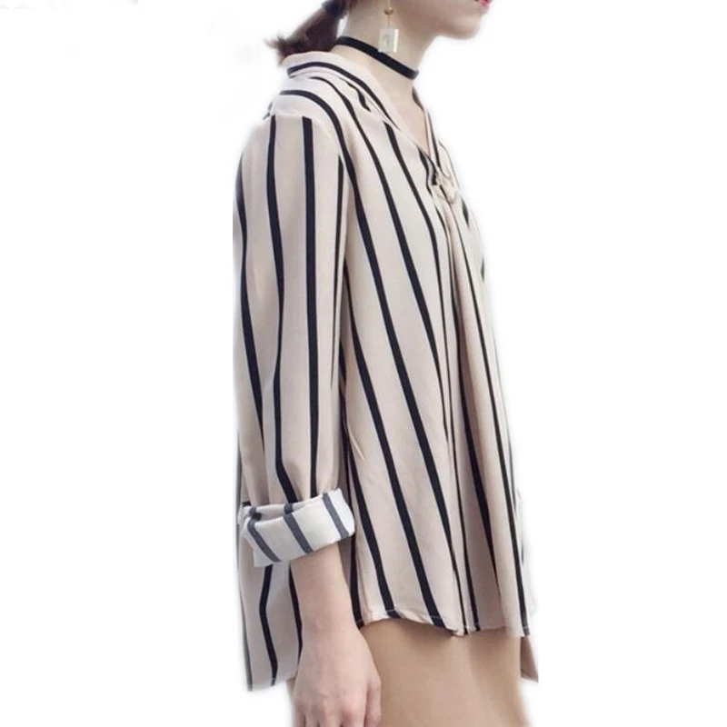 Рубашка женская в полоску с длинным рукавом треугольным вырезом на весну и