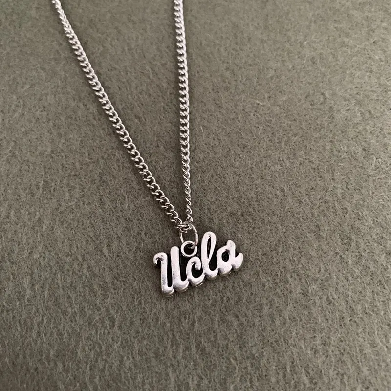 Изысканное серебряное ожерелье с подвеской в виде букв UCLA университетские