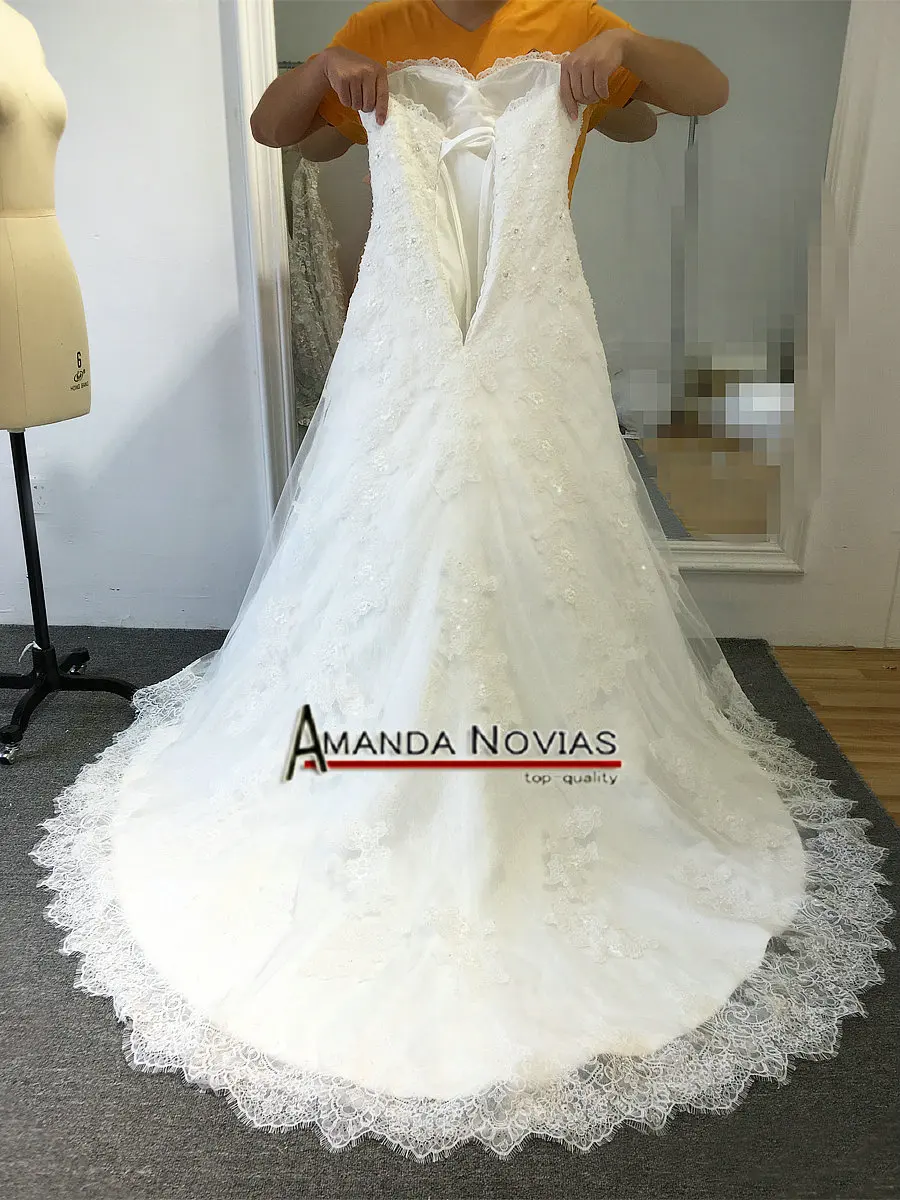 Красивое кружевное свадебное платье трапециевидной формы без бретелек на