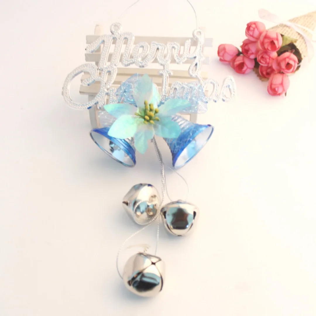 Счастливого Рождества с изображением двери оформленной в рождественском стиле