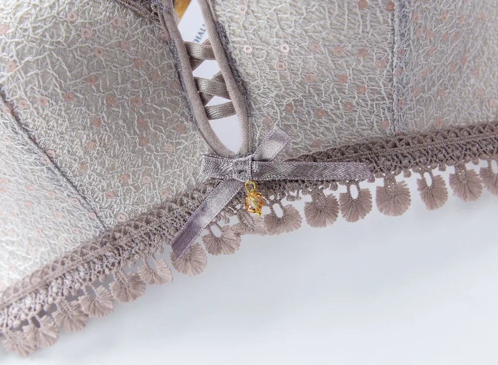 Соблазнительный женский бюстгальтер с чашками пуш-ап в романтическом