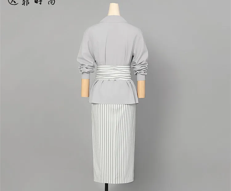 Женский комплект из короткого топа и юбки ассиметричный дизайн в полоску