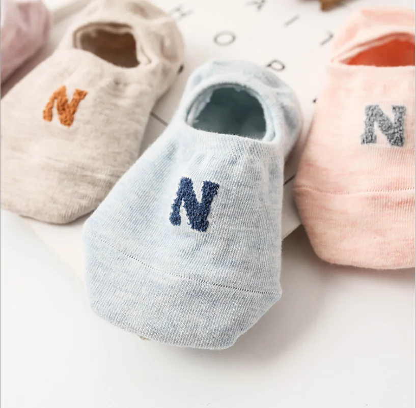 CRAZY FLY Spring Summer New Silicone Non-silp Invisible Boat Socks Harajuku Feather Yarns Letter N Women Short | Женская одежда