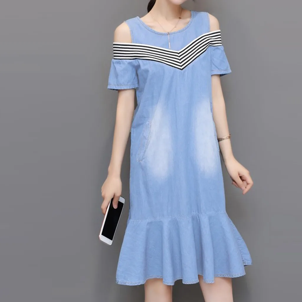 Женское джинсовое платье средней длины свободное до колена с открытыми плечами и