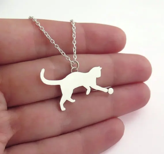 Кот играющий с мячом ожерелье | Украшения и аксессуары