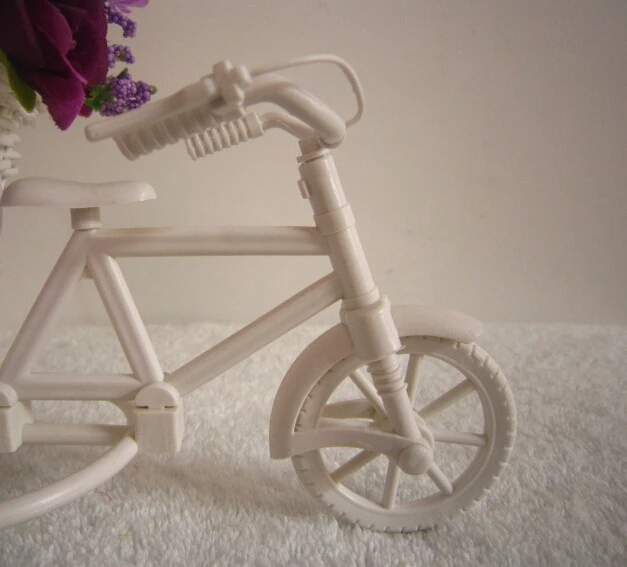 Искусственные розы цветы с пластмассовой ротанга трехколесный велосипед ваза |