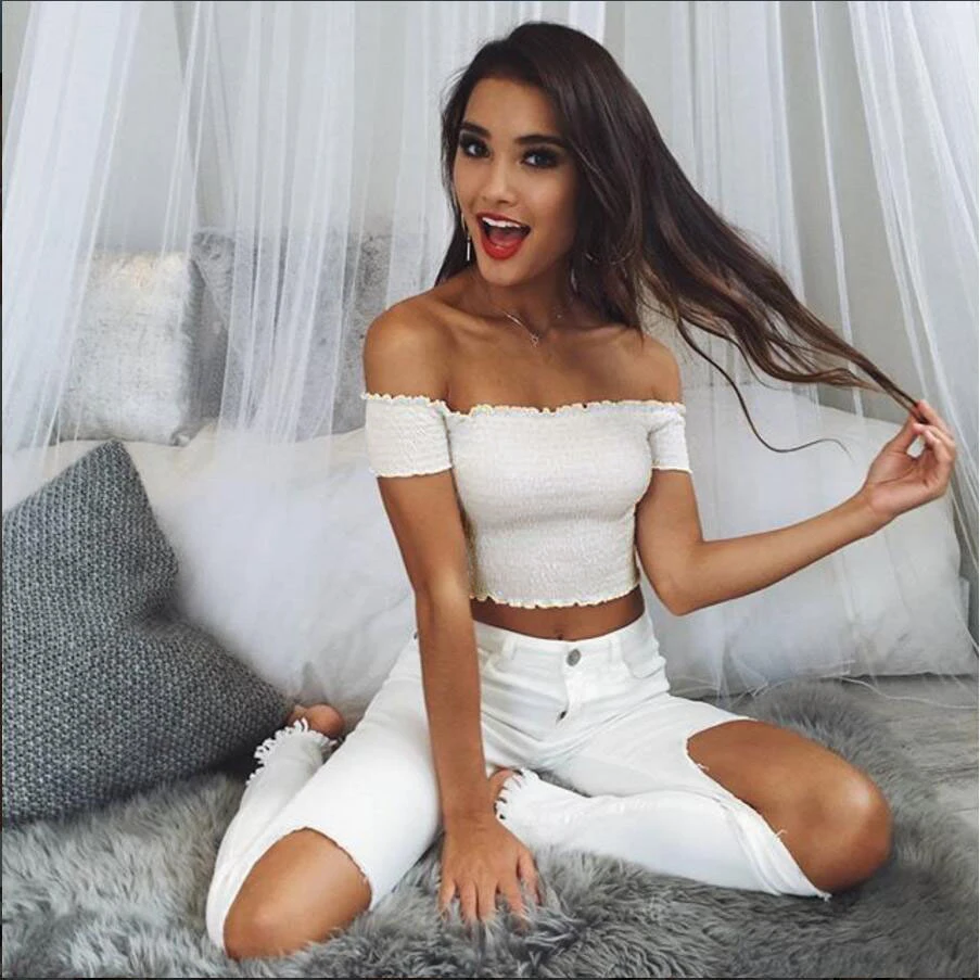 Женский укороченный топ однотонный с открытыми плечами и коротким рукавом на