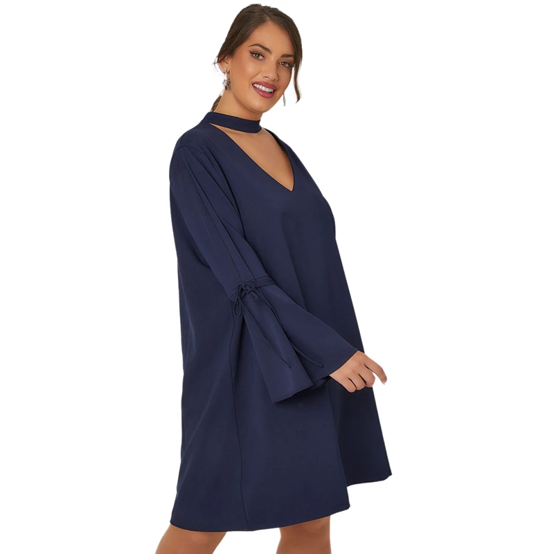 Темно-синее кружевное платье-чокер с расклешенным рукавом и v-образным вырезом