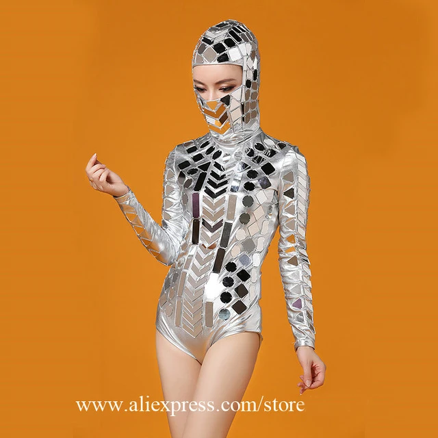 Соблазнительная девушка в ночном клубе или серебряный вечернее платье певица Dj