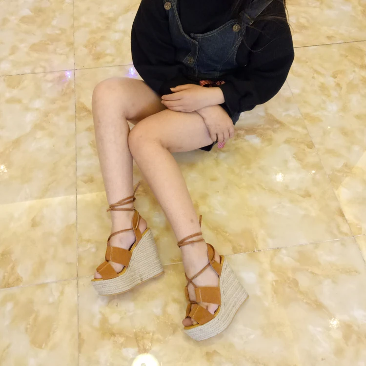 Женские босоножки на танкетке сандалии-гладиаторы из флока с открытым носком и