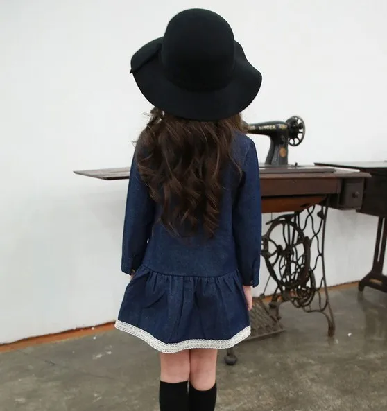 Джинсовое платье с кружевным подолом для девочек детская одежда осенняя